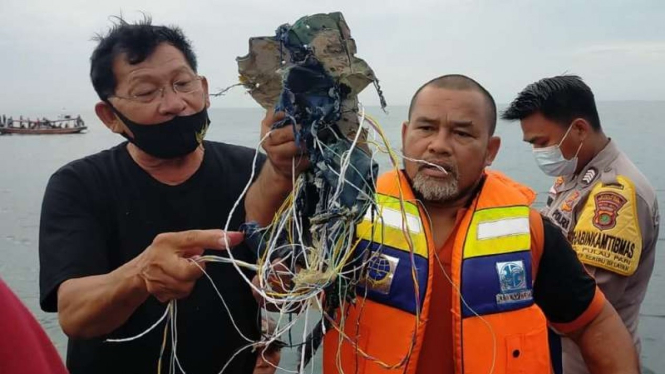 Kabel dan serpihan yang diduga milik pesawat Sriwijaya Air