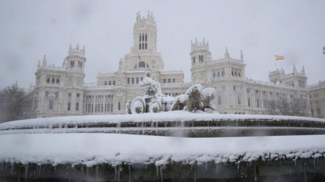 Suasana badai salju di kota Madrid, Spanyol. 