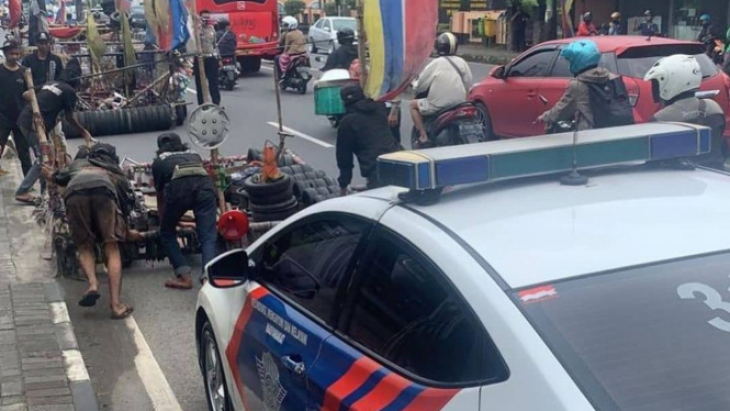 Polisi menindak Vespa modifikasi di Semarang.
