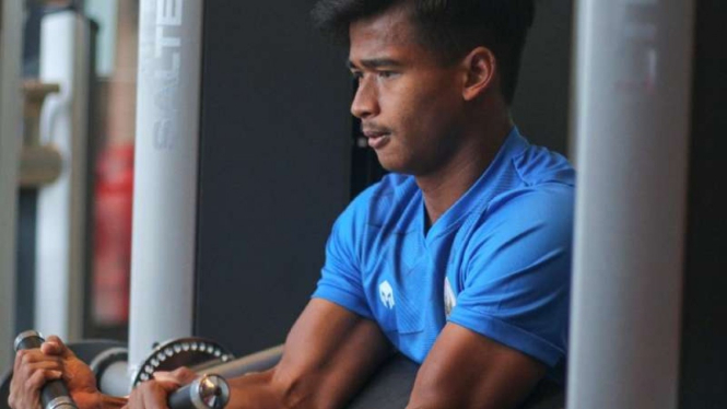 Pemain Timnas Indonesia U-19, Braif Fatari berlatih di gym.