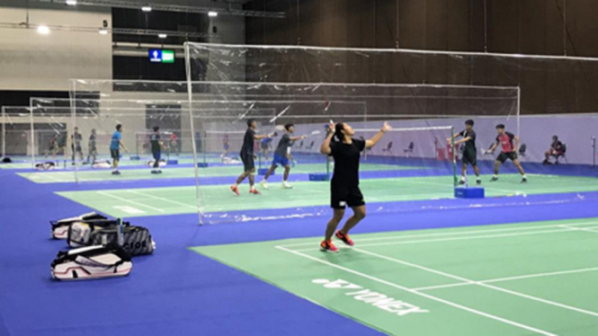 Latihan tim bulutangkis Indonesia di Impact Arena, Thailand.