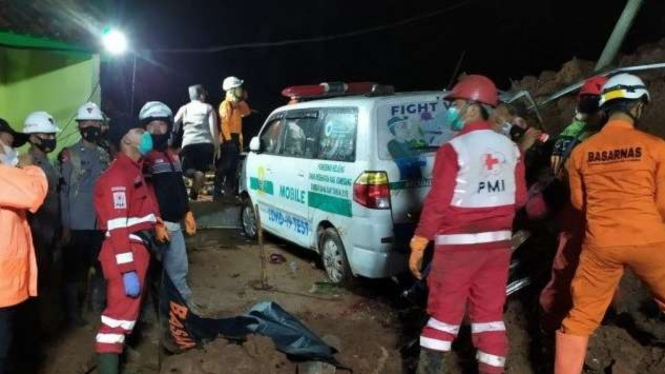 Evakuasi korban longsor di Sumedang, Jawa Barat.