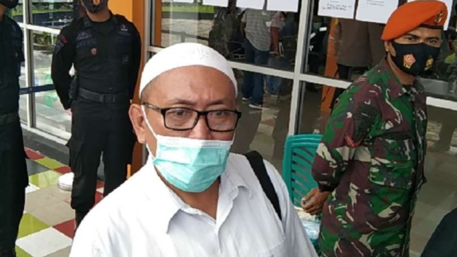 Rofik Yusuf Alidrus menanti kabar istri yang ikut penerbangan Sriwijaya Air.