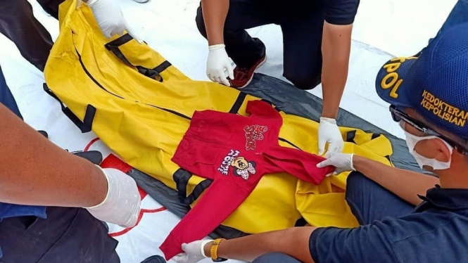 Tim Kopaska TNI AL menemukan sweater anak diduga milik penumpang pesawat Sriwijaya Air SJ 182.