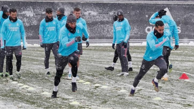 Skuad Real Madrid berlatih di bawah guyuran salju. 