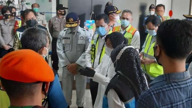 Menteri Sosial Tri Rismaharini alias Risma mengunjungi Posko Crisis Center Sriwijaya Air SJ-182 di Terminal 2D, Bandara Soekarno-Hatta, Tangerang, Banten, pada Senin, 11 Januari 2021.