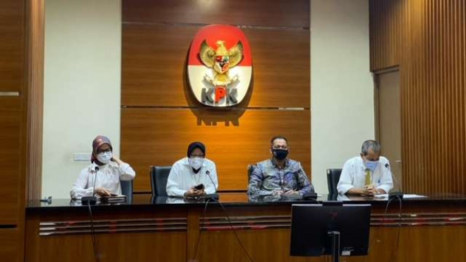 Menteri Sosial Tri Rismaharini alias Risma menemui para petinggi KPK di Jakarta, Senin, 11 Januari 2021, untuk membicarakan masalah data penerima bansos bagi masyarakat terdampak pandemi COVID-19.