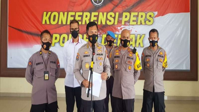 Kabid Humas Polda Jateng Kombes Pol Iskandar Fitriana Sutisna (tengah)