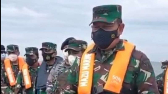 VIVA Militer: Kasal Laksamana TNI Yudo Margono tinjau pencarian Sriwijaya SJ182