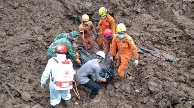 Imagen de evacuación de víctimas de deslizamientos de tierra.