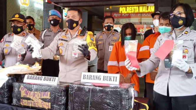 Polisi memperlihatkan barang bukti narkoba jenis pil koplo sebanyak 2,492 juta butir hasil pengungkapan sindikat pengedar narkoba dalam konferensi pers di kantor Polresta Malang Kota, Jawa Timur, Selasa, 12 Januari 2021.