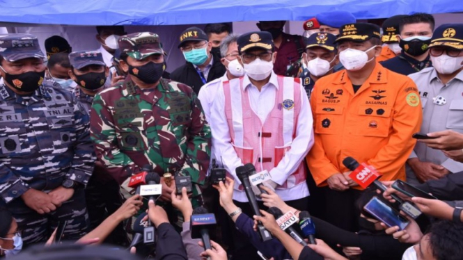 Panglima TNI Marsekal Hadi Tjahjanto bersama Menhub dan Kepala Basarnas