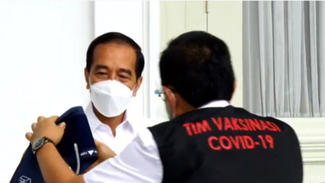 Presiden Joko Widodo (Jokowi) disuntik vaksin COVID-19