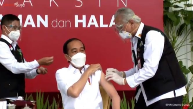 Presiden Joko Widodo (Jokowi) disuntik vaksin COVID-19