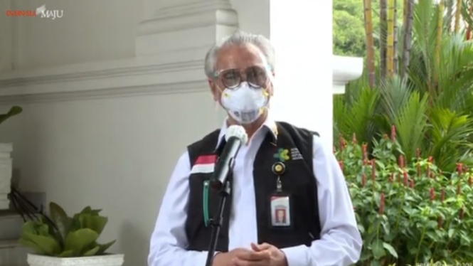 Dokter Kepresidenan, Prof Dr Abdul Muthalib yang menyuntik vaksin Jokowi
