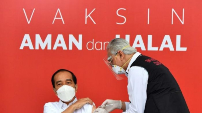 Presiden Joko Widodo menjadi orang pertama di Indonesia yang menerima suntikan vaksin buatan Sinovac.