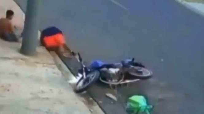 Kecelakaan motor yang dianggap becanda oleh Netizen.