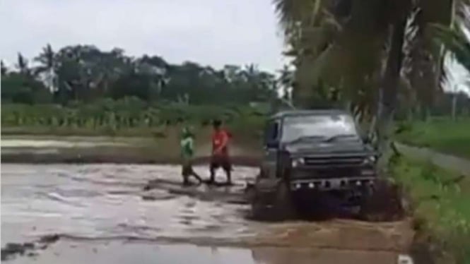 Mobil Daihatsu Taft dipakai untuk membajak sawah