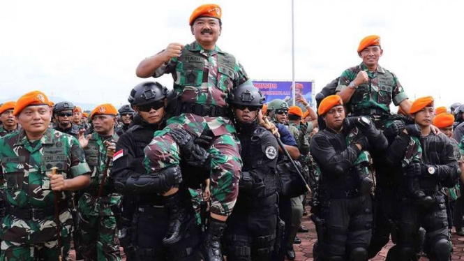 VIVA Militer: Panglima TNI bersama anggota Korps Pasukan Khas (Paskhas)