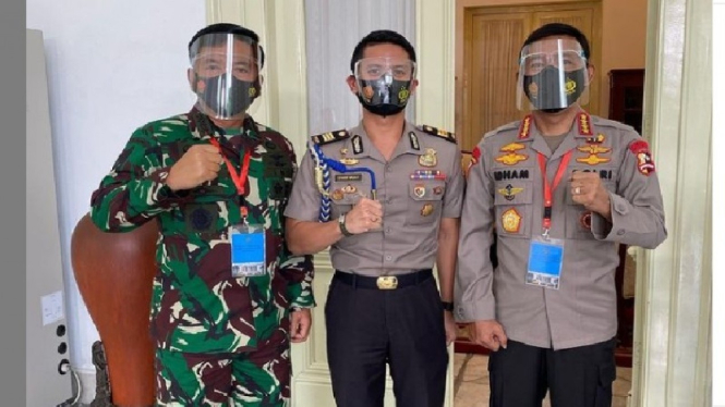 Ajudan Jokowi (tengah) bersama Panglima TNI dan Kapolri