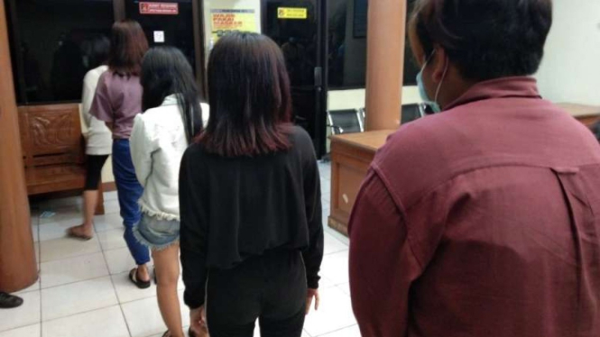 Para pelaku prostitusi diamankan dari Apartemen Green Pramuka, Jakarta
