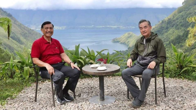 Menko Marves Luhut Binsar Pandjaitan dan Menlu China Wang Yi di Danau Toba.