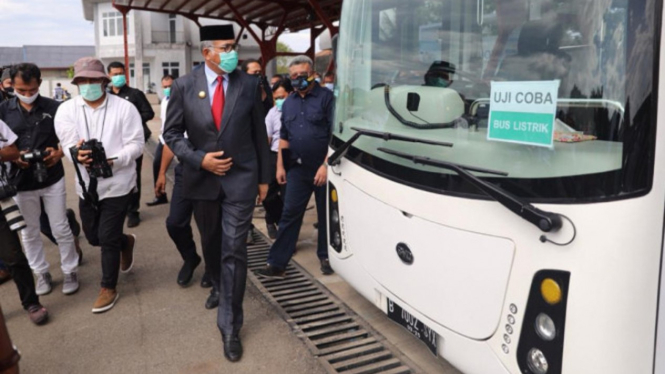 Gubernur Aceh, Nova Iriansyah uji coba bus listrik buatan Bakrie Autoparts