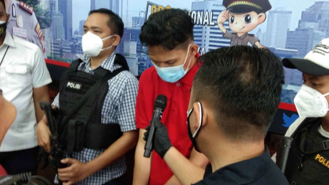 Polisi memperlihatkan tersangka pemalsu surat hasil rapid test COVID-19 beserta barang buktinya dalam konferensi pers di markas Polres Metro Jakarta Pusat, Rabu, 13 Januari 2021.