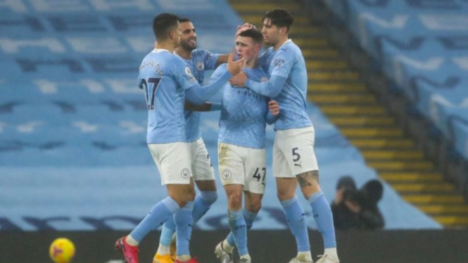 Gelandang Manchester City, Phil Foden, merayakan gol ke gawang Brighton
