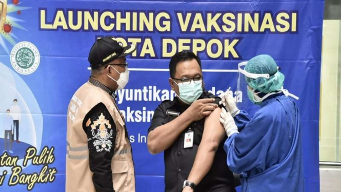 Wakil Wali Kota Depok Pradi Supriatna menjalani penyuntikan vaksin COVID-19