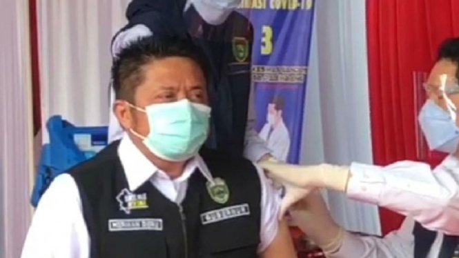 Gubernur Sumatera Selatan, Herman Deru, disuntik vaksin COVID-19.