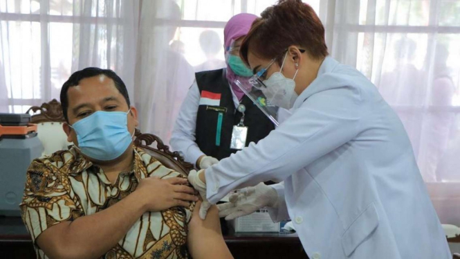 Wali Kota Tangerang Arief R Wismansyah Disuntik Vaksin COVID-19