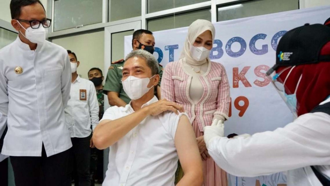 Wakil Wali Kota Bogor Dedie A Rachim, didampingi sang Wali Kota Bima Arya, menjadi orang pertama di kota Bogor yang disuntik vaksin COVID-19 pada Kamis, 14 Januari 2020.