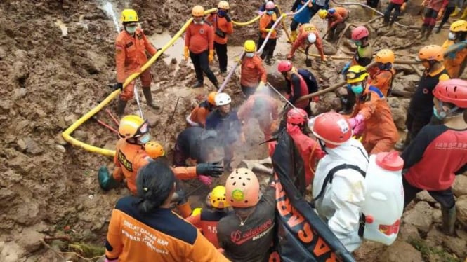 Tim Basarnas tengah mencari korban longsor di Sumedang.