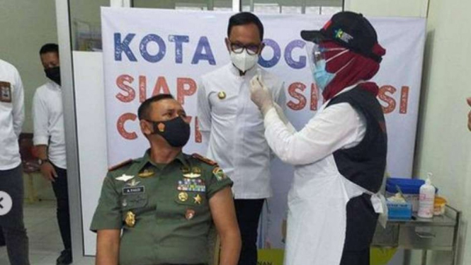 VIVA Militer: Danrem 061/SK Brigjen TNI Achmad Fauzi ketika disuntik vaksin 