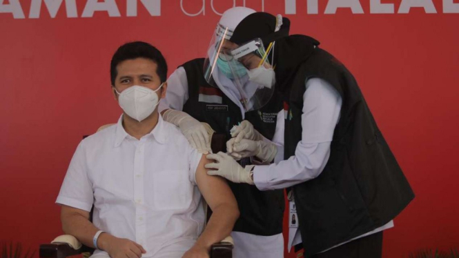 Wakil Gubernur Jawa Timur Emil Elistianto Dardak disuntik vaksin COVID-19 di Gedung Negara Grahadi, Surabaya, pada Kamis, 14 Januari 2021.