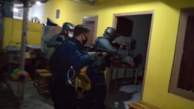 Tim Jaguar Polresta Depok bersenjata menggerebek rumah diduga tempat sandera 