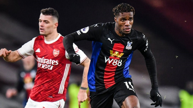 Wilfried Zaha dalam duel Arsenal vs Crystal Palace