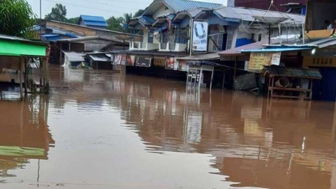 Banjir 2 meter putus akses Bengkayang-Malaysia