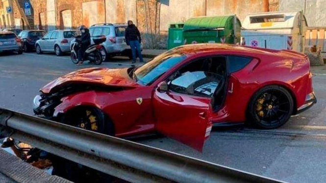 Kecelakaan mobil Ferrari 812 Superfast