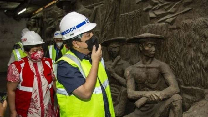 Menteri BUMN Erick Thohir sedang meninjau relief bersejarah di Gedung Sarinah.