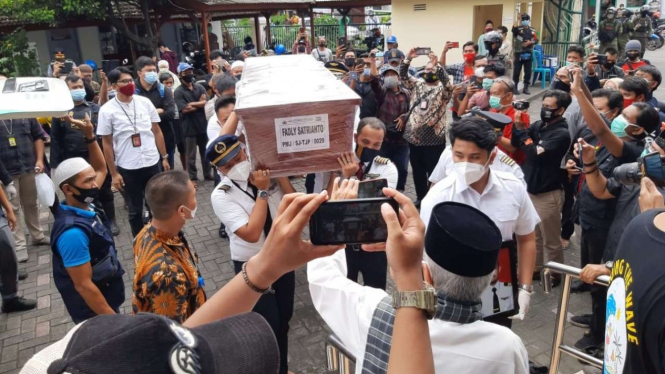 Jenazah kopilot Nam Air, Fadly Satrianto, yang menjadi salah satu korban tragedi Sriwijaya Air SJ-182 tiba di rumah duka di Jalan Tanjung Pinang Surabaya, Jawa Timur, pada Jumat, 15 Januari 2021.
