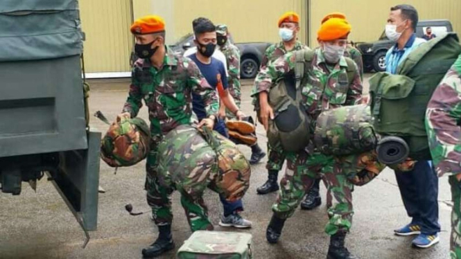 VIVA Militer: Paskhas TNI AU terbang ke Majene.