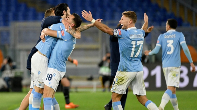 Pemain Lazio merayakan kemenangan atas AS Roma