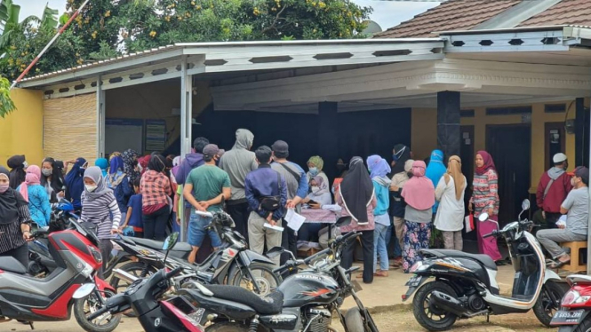 Warga Depok berkerumun ambil bansos.