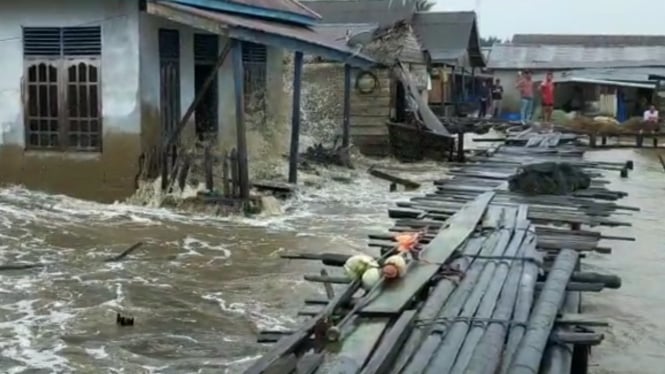 Cuaca Ekstrem, Rumah Warga Jambi Hancur Dihantam Ombak Laut Besar
