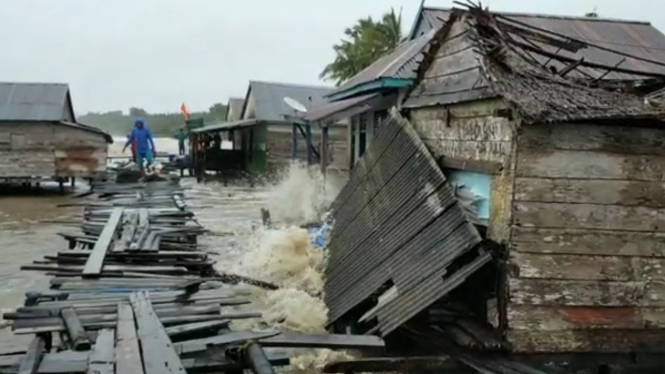 Cuaca Ekstrem, Rumah Warga Jambi Hancur Dihantam Ombak Laut Besar.