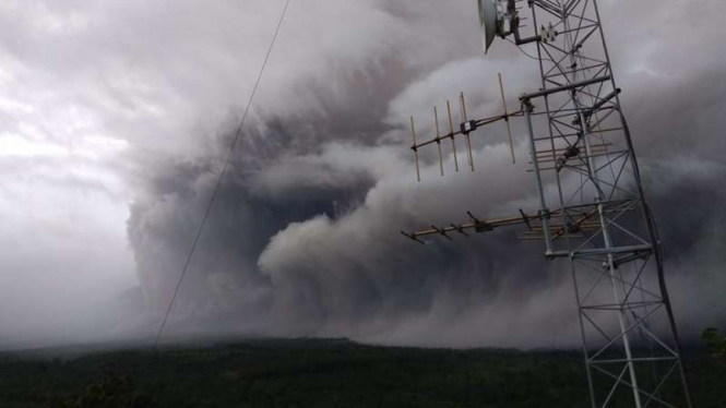Gunung Semeru di Lumajang, Jawa Timur, Sabtu, 4 Desember 2021, memuntahkan awan panas guguran.