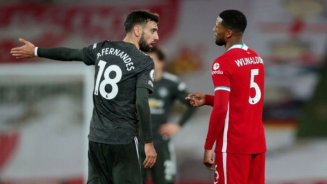 Gelandang Manchester United, Bruno Fernandes, berdebat dengan Gini Wijnaldum