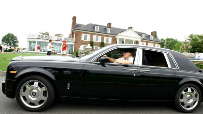 Donald Trump dan mobil kesayangannya, Rolls-Royce Phantom.